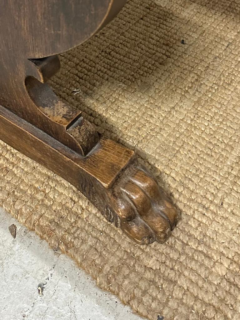 An oak Italian renaissence style hall table with peg end cross streacher and lions paw feet - Image 4 of 5