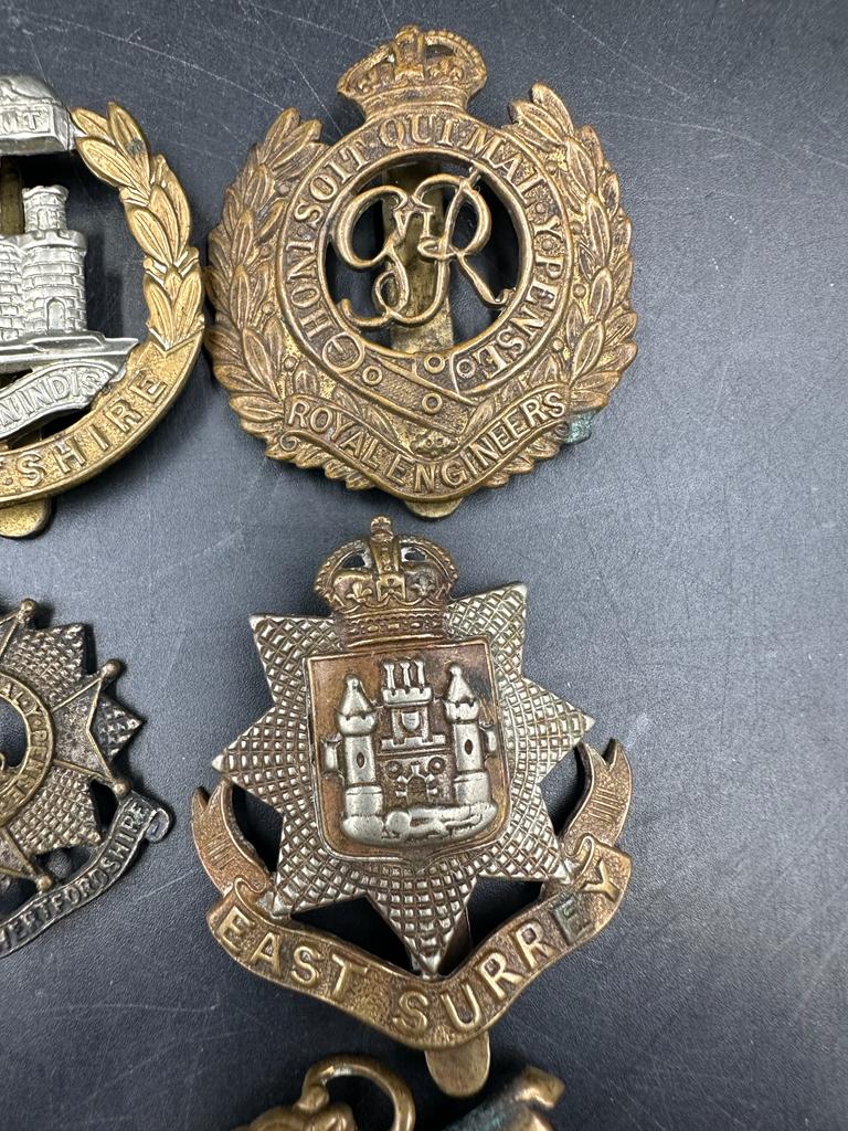 A small selection of military insignia and cap badges. - Image 2 of 6