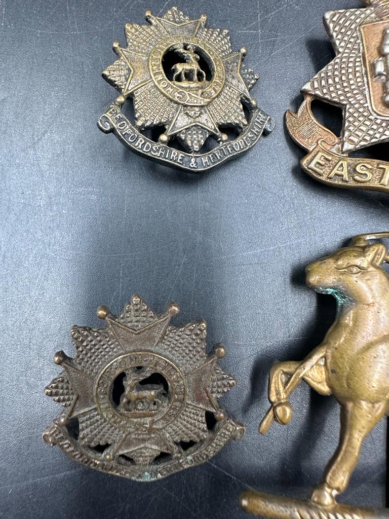 A small selection of military insignia and cap badges. - Image 3 of 6