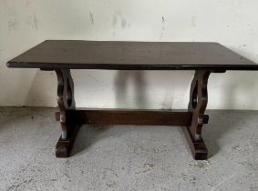 An oak Arts and Crafts style coffee table (H46cm W90cm D47cm)