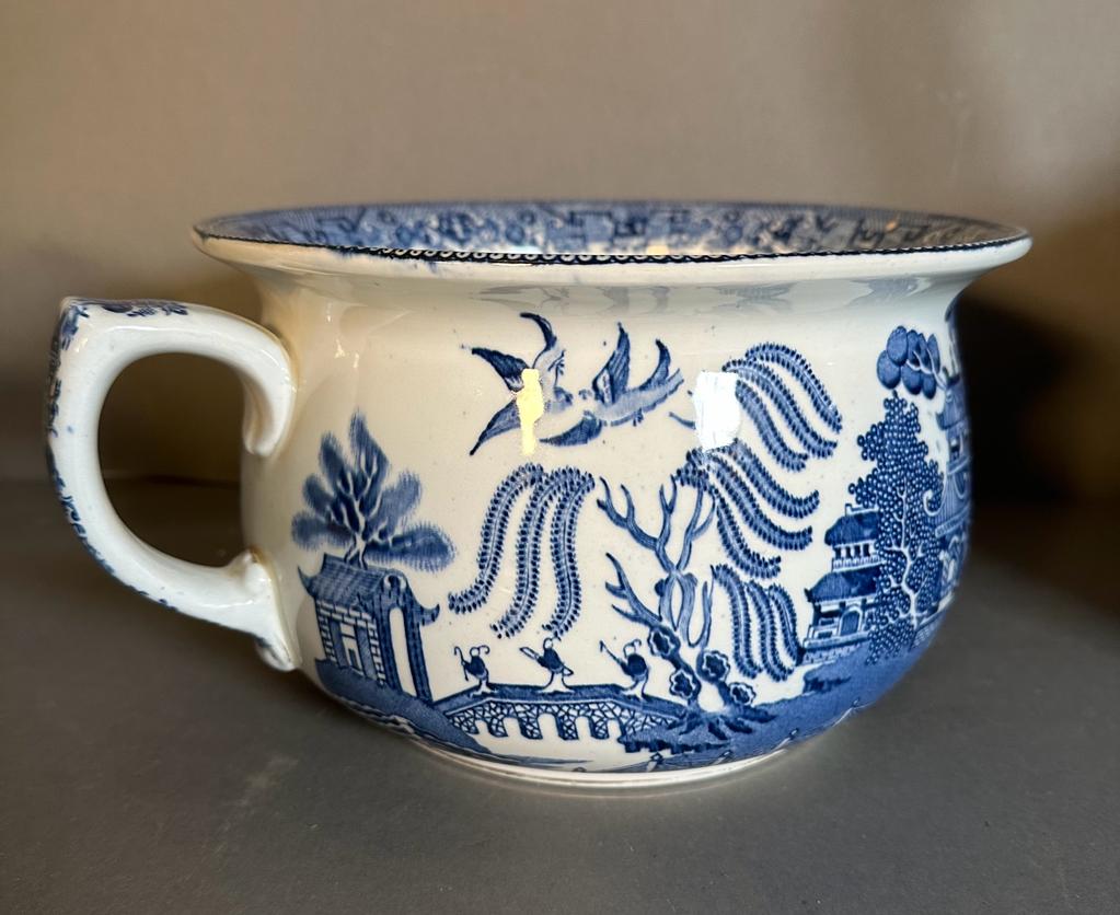 Two blue and white chinese style ceramics. A tea pot and a chamber pot - Image 2 of 3