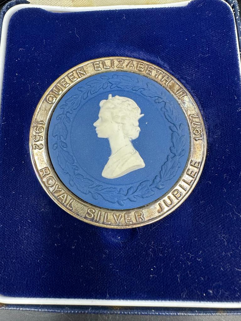 A Wedgwood silver and jasperware medallion, celebrating Queen Elizabeth II's silver jubilee. - Image 2 of 4
