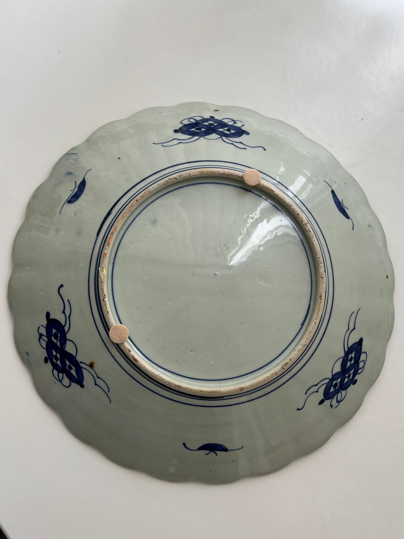 19th Century Imari charger with scalloped edge - Image 4 of 5
