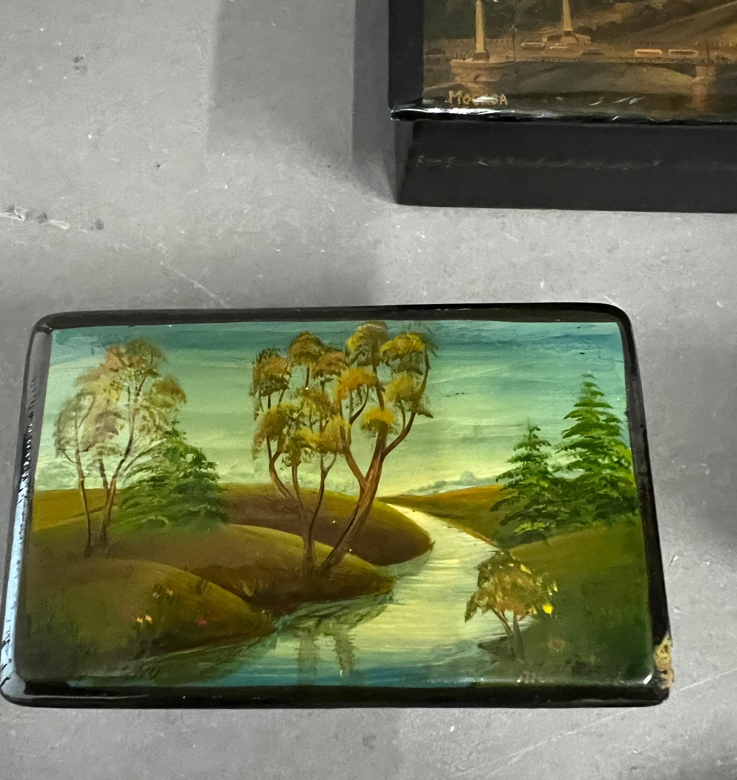 Five lacquered boxes with country and town scene - Image 5 of 6