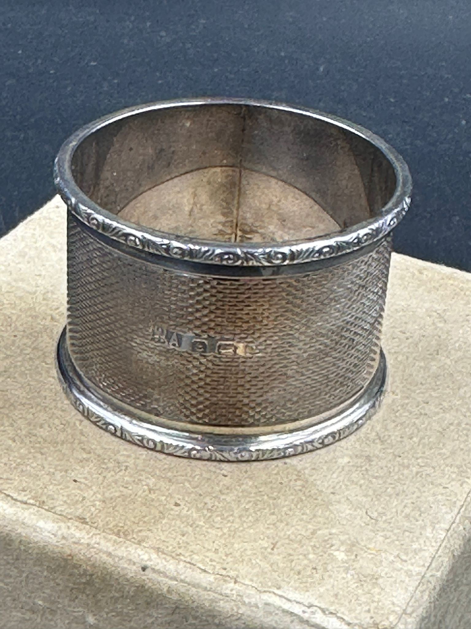 A single engraved silver napkin ring, hallmarked for Birmingham - Image 2 of 4