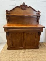 A Victorian mahogany chiffonier, single drawer cupboard under and galleried top (H150cm W110cm