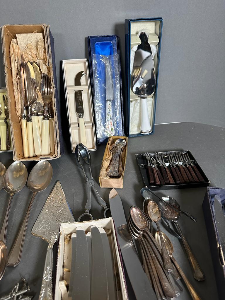 A selection of silver plate and white metal cutlery - Image 6 of 7