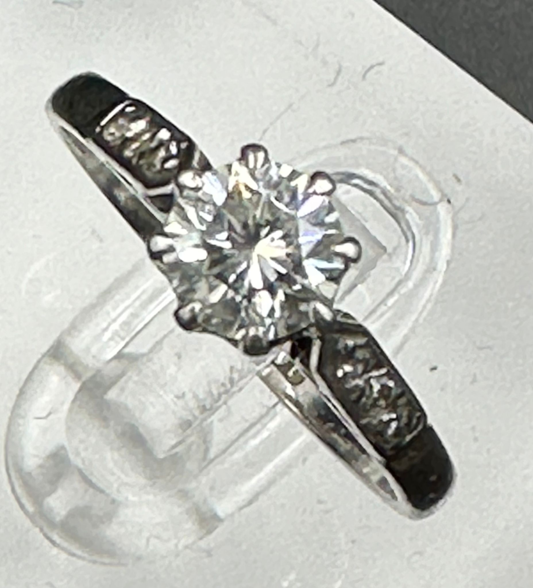 A single stone diamond ring with diamond set shoulders. Round Brilliant cut diamond 0.64ct, Colour - Image 5 of 6