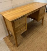 A Willis and Gambler oak desk (H80cm W128cm D48cm)