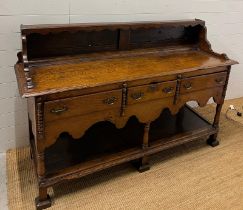 A Georgian style oak dresser (H110cm W170cm D50cm)