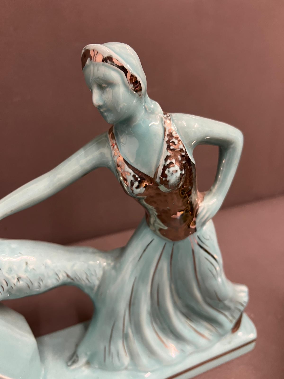 Art Deco French mantle clock, the ceramic lady holding her dog (H28cm W37cm) - Image 3 of 5