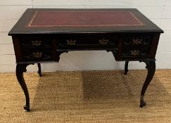 A Victorian style writing table (H71cm W100cm D53cm)
