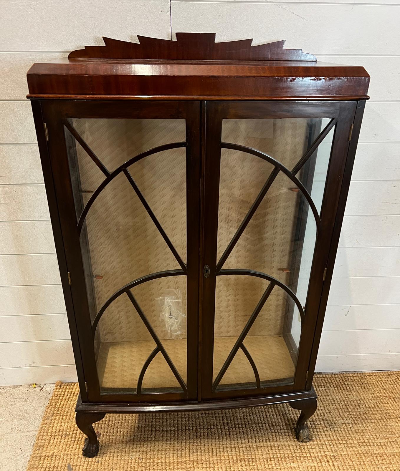 Art Deco style mahogany display cabinet with glass shelves (H128cm W76cm D34cm)