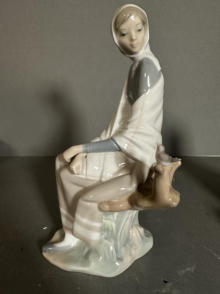 Two boxed Lladro figures, a seated lady with basket of flowers and a lady with a bird Condition - Image 4 of 4