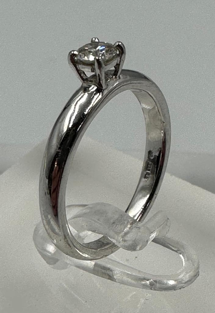 An 18ct white gold diamond ring, size K. - Image 4 of 4