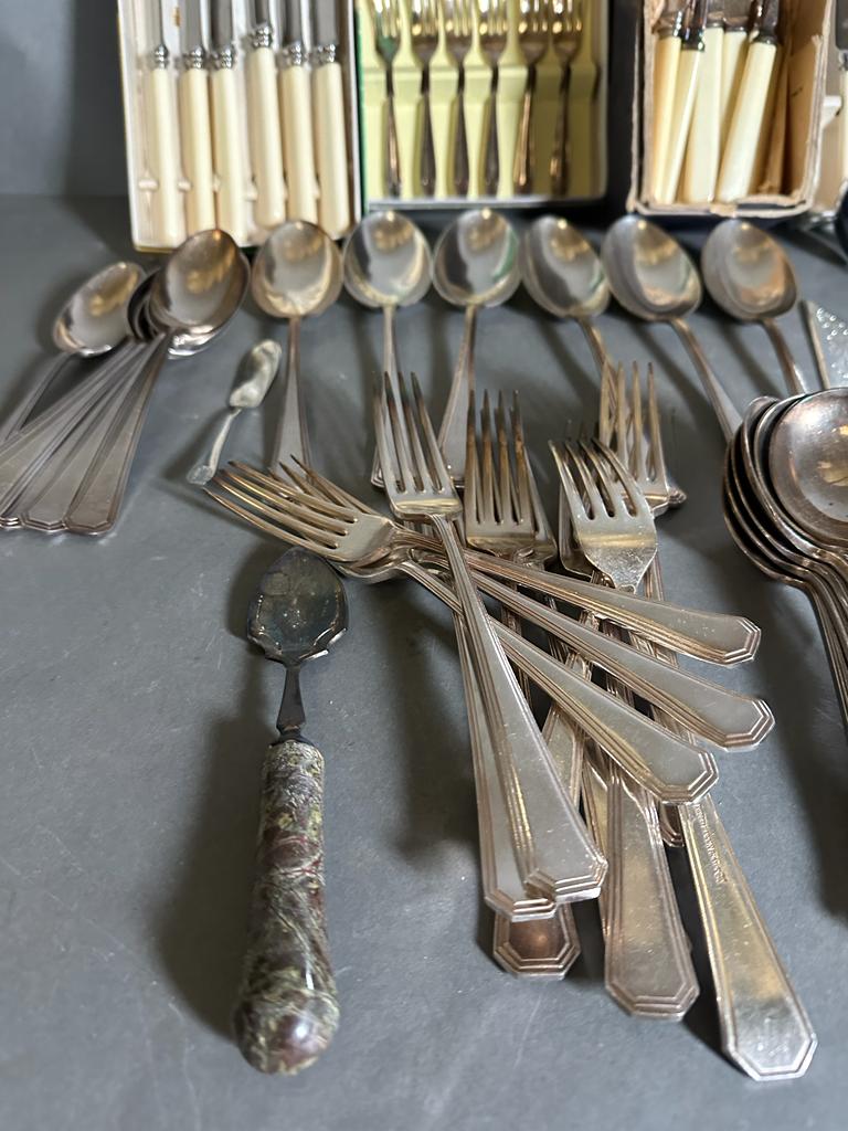 A selection of silver plate and white metal cutlery - Image 5 of 7