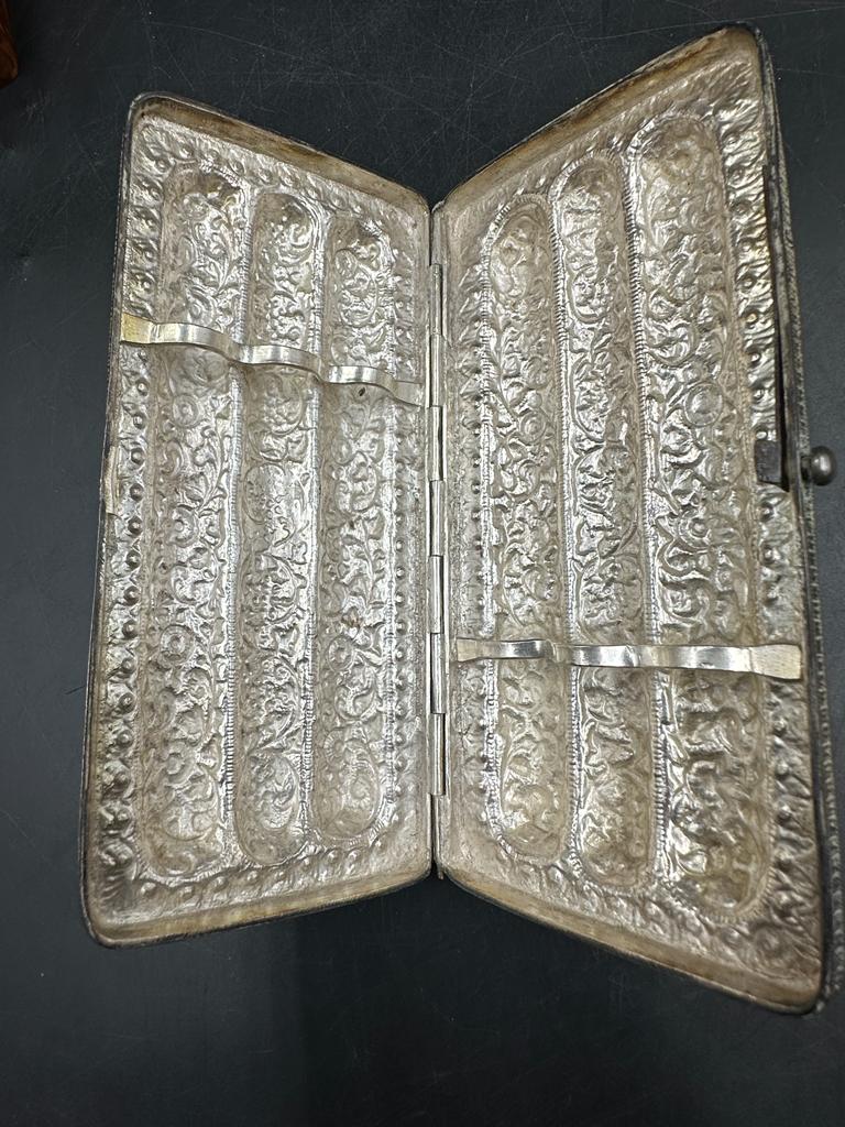 An Indian silver cigar case with floral engraving - Image 2 of 4