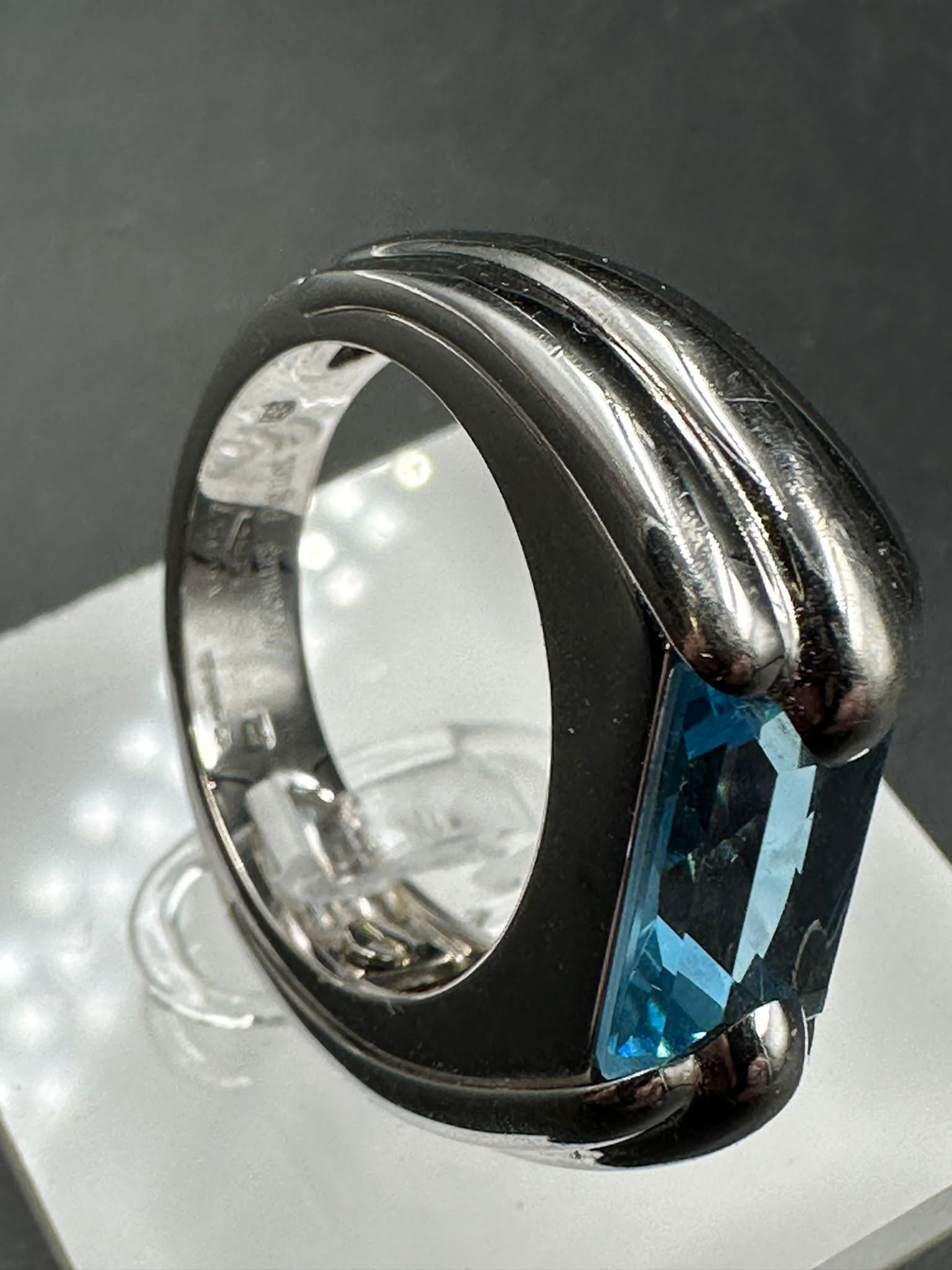 A single stone Audemars Piguet ring consisting of a rectangular mixed cut blue topaz stone (12.1mm x - Image 4 of 5