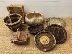 Eight wicker baskets and trays of various sizes