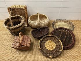 Eight wicker baskets and trays of various sizes