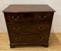 A mahogany chest of drawers on bracket feet (H74cm W75cm D43cm)