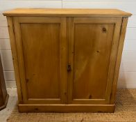 A pine two door cabinet (H91cm W92cm D30cm)