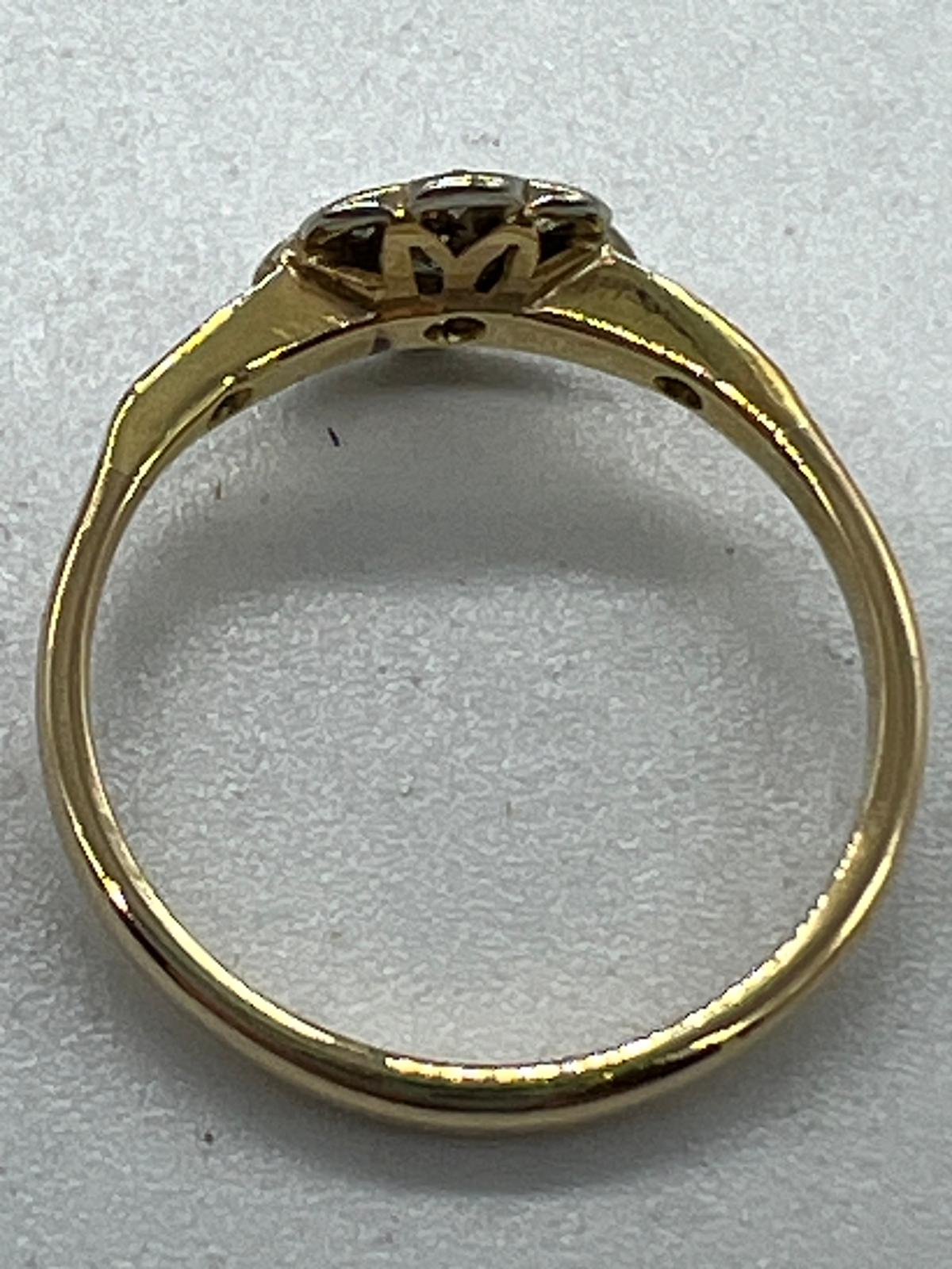 A 9ct gold antique daisy ring, approximate size O - Image 2 of 6