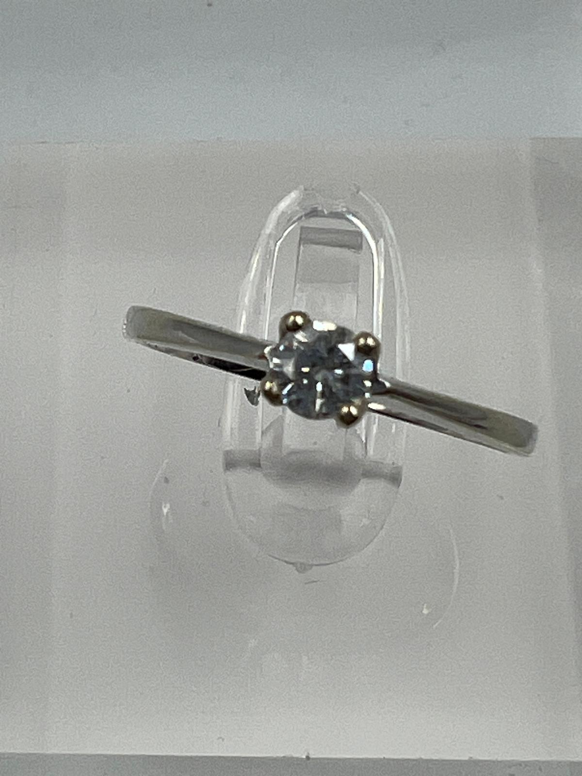 An 18ct white gold diamond ring, approximate size N - Image 3 of 7
