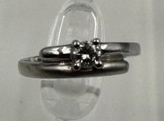 A contemporary white gold and diamond ring, size I