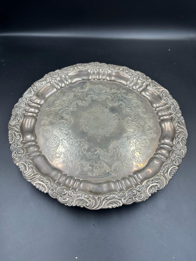 A silver tray on three feet, hallmarked for Sheffield 1909 by Joseph Rodgers & Sons - Image 4 of 8