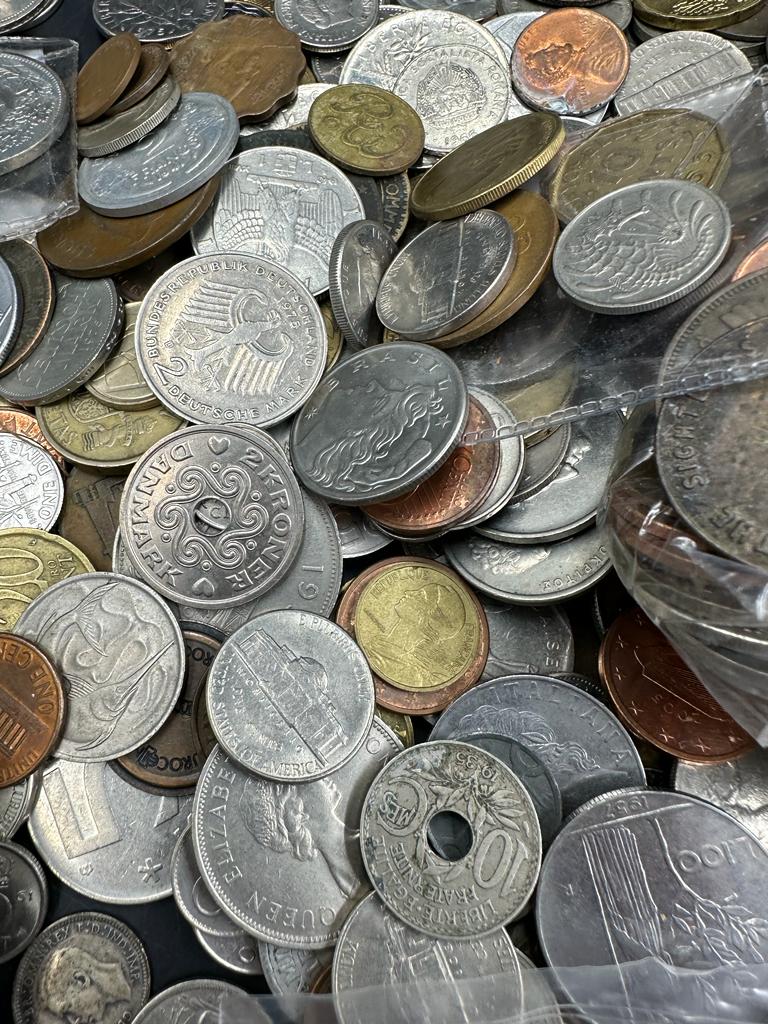 A large quantity of foreign coins, several kilos - Image 3 of 7