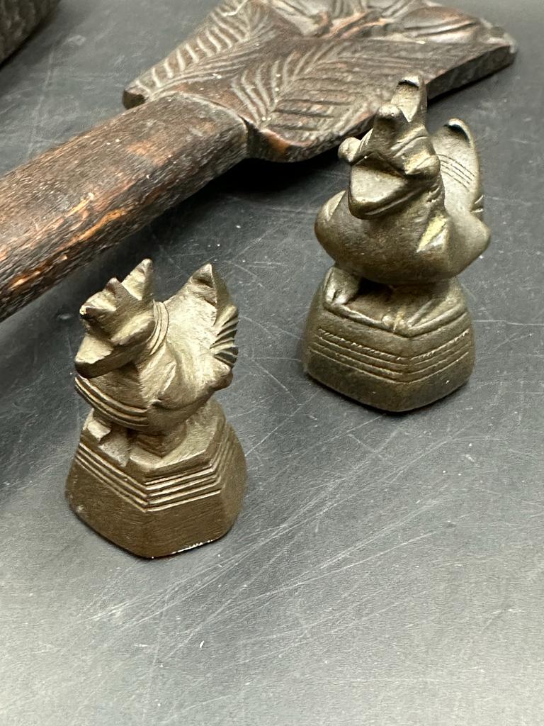 A set of vintage Chinese opium scales and a set of bronze weights in the form of chickens - Image 2 of 5