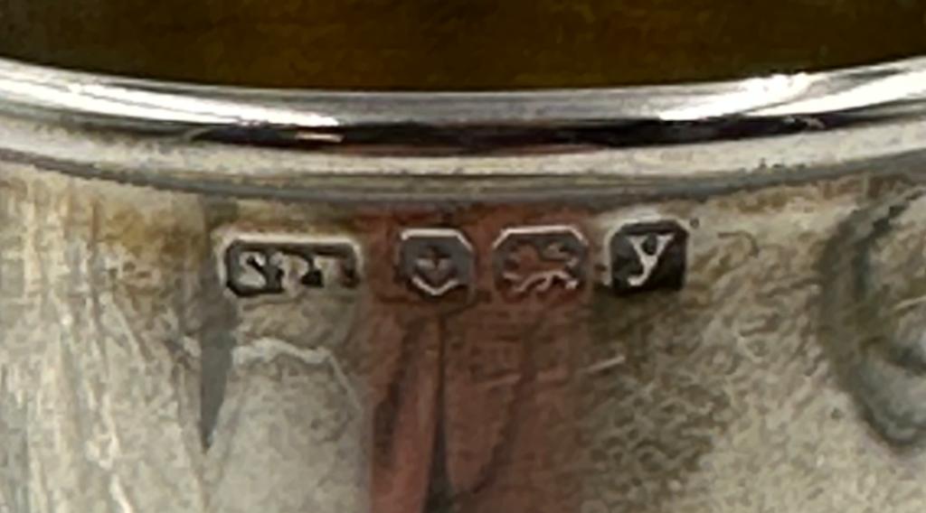 A miniature silver cup on stand, hallmarked for Birmingham - Image 2 of 3