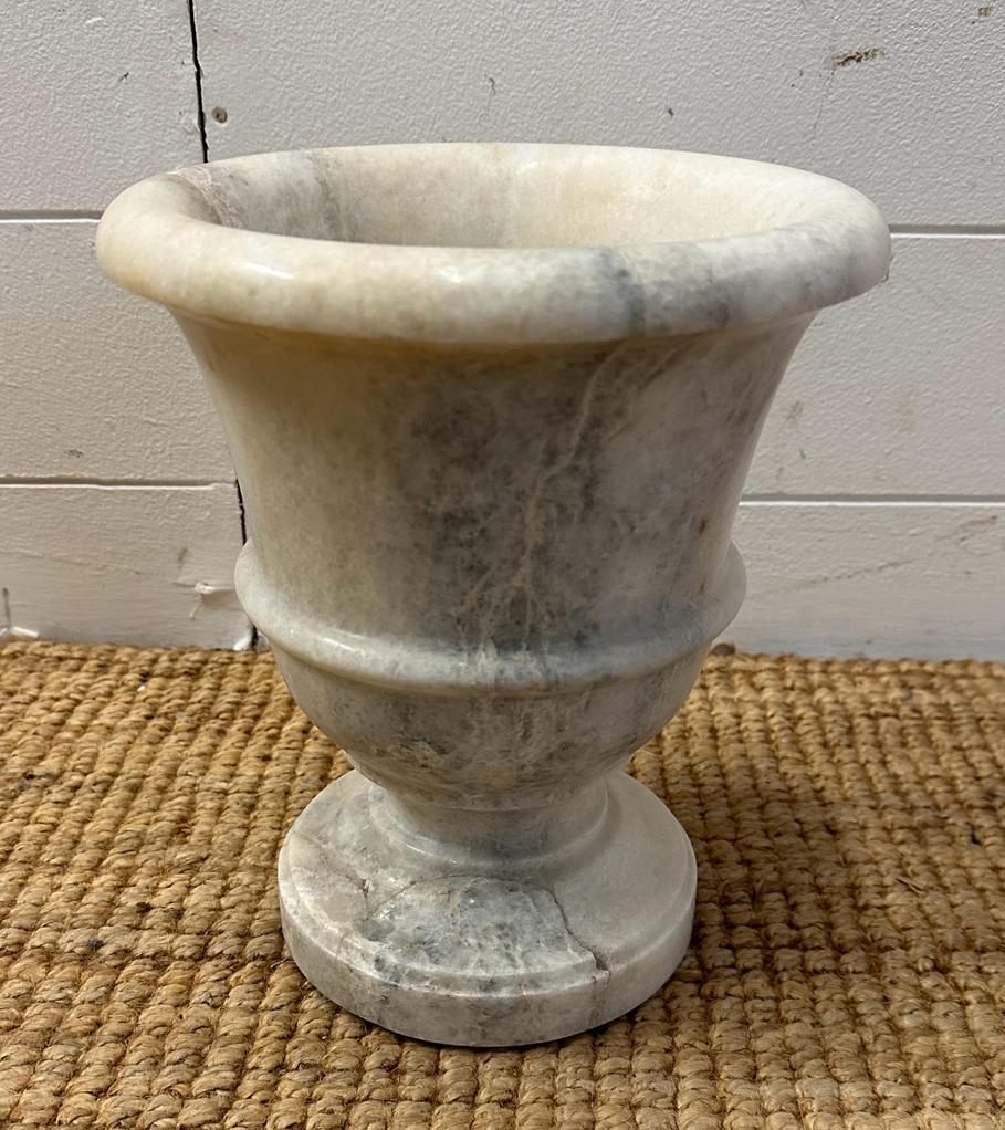 A small marble garden urn (H27cm) - Image 6 of 6