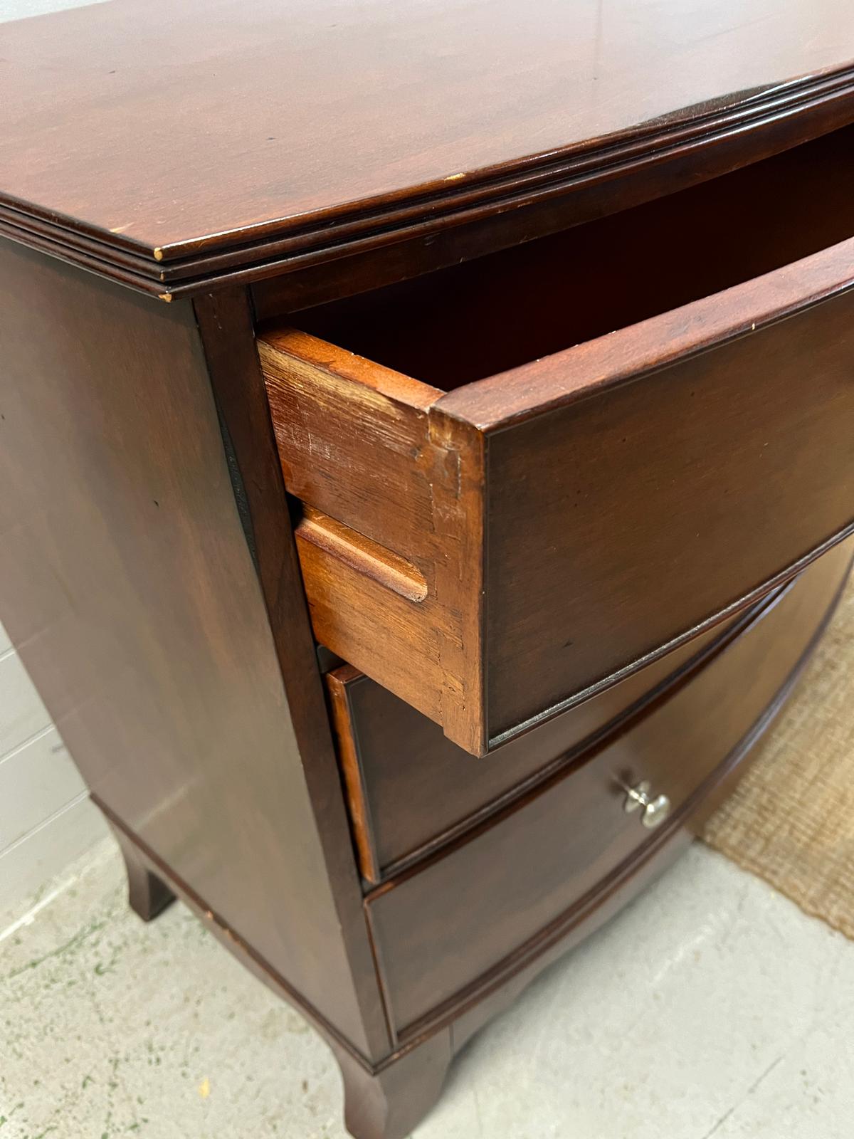 A Willis and Gambler George III style bow front chest of drawers (H90cm W111cm D54cm) - Image 3 of 4