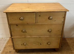 A small pine two over two chest of drawers (H75cm W80cm D40cm)