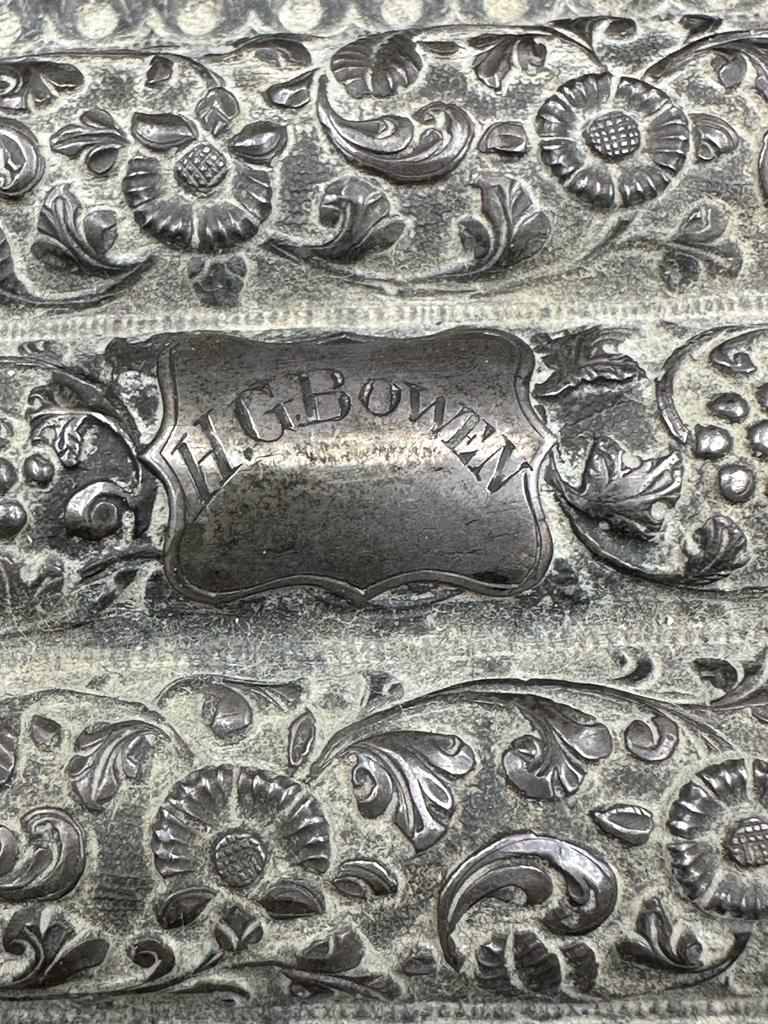 An Indian silver cigar case with floral engraving - Image 3 of 4