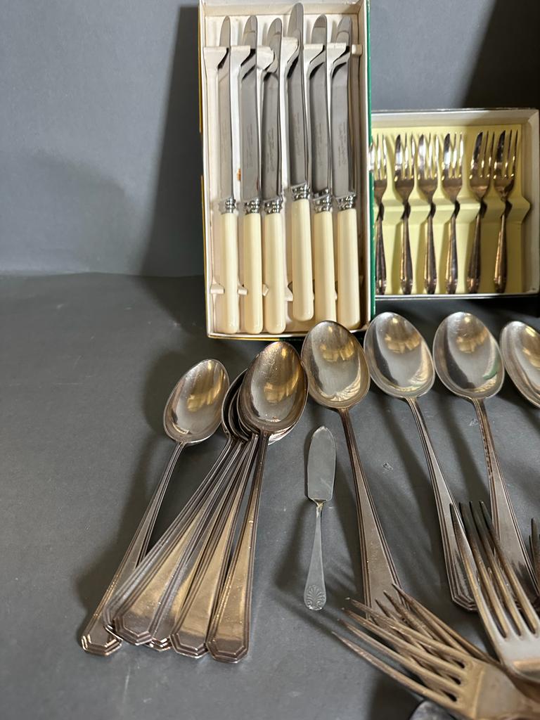 A selection of silver plate and white metal cutlery - Image 7 of 7