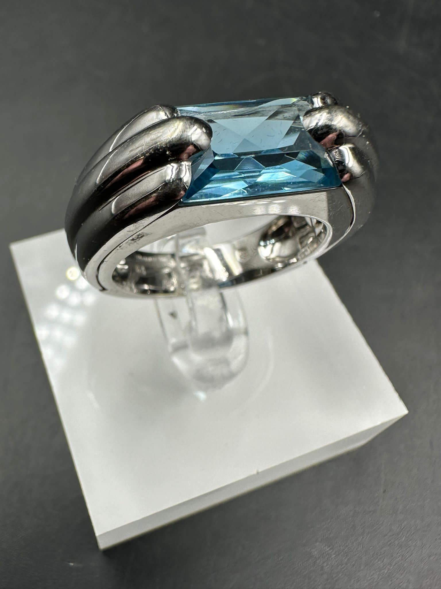 A single stone Audemars Piguet ring consisting of a rectangular mixed cut blue topaz stone (12.1mm x - Image 5 of 5