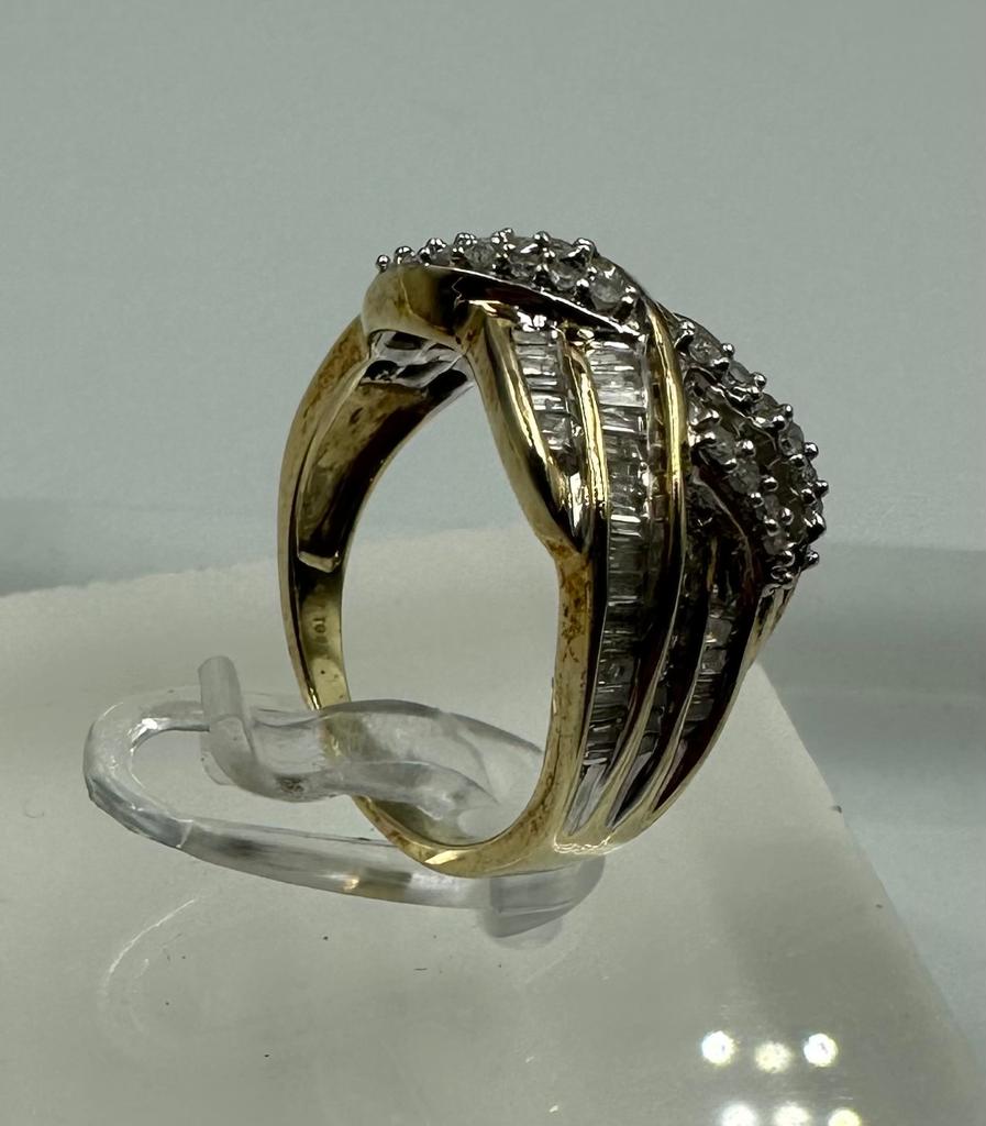 A 9ct yellow gold and diamond cross over ring with baguette style setting Size L - Image 3 of 4