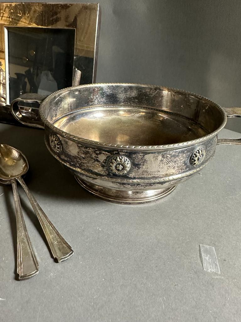 A quantity of silver plate to include saucer boats, picture frames and candle sticks - Image 6 of 6