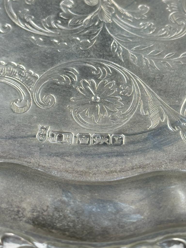 A silver tray on three feet, hallmarked for Sheffield 1909 by Joseph Rodgers & Sons - Image 7 of 8