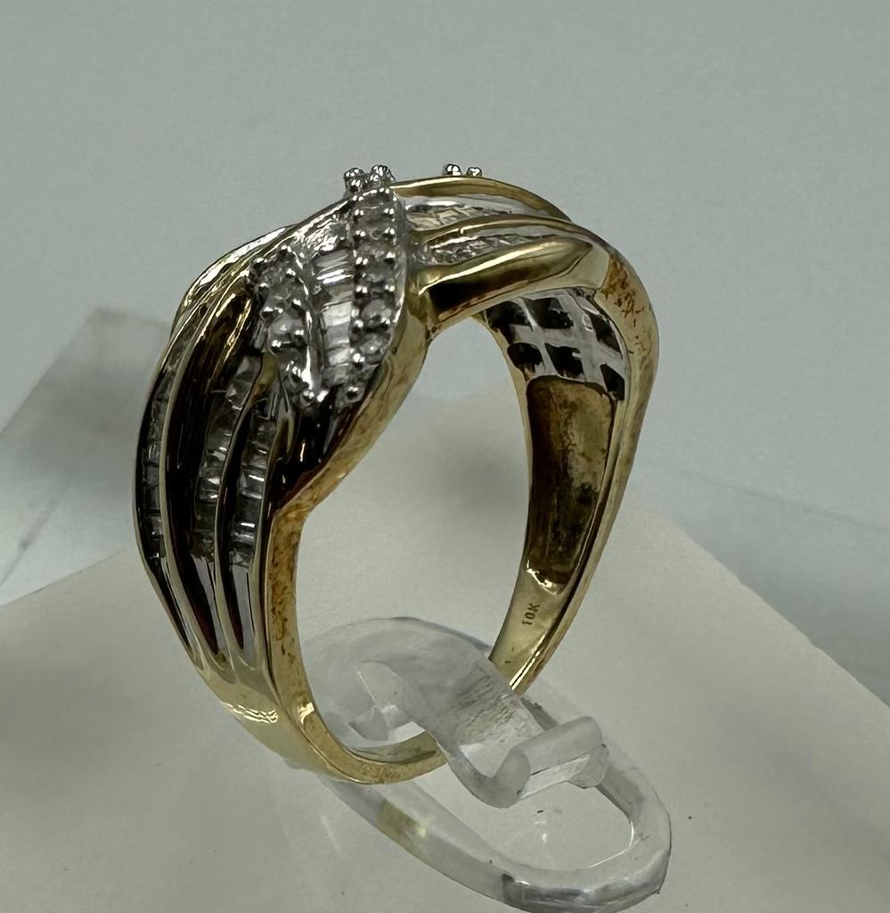 A 9ct yellow gold and diamond cross over ring with baguette style setting Size L - Image 4 of 4