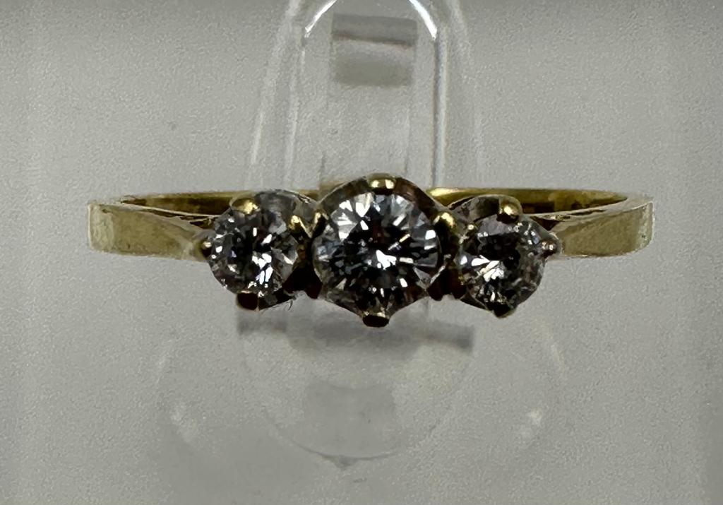 An 18ct three stone diamond ring, approximate size M1/2 - Image 3 of 5