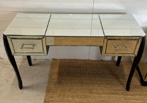 A mirrored vanity table with drawers to each end (H76cm W122cm D40cm)