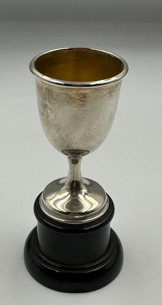 A miniature silver cup on stand, hallmarked for Birmingham - Image 3 of 3