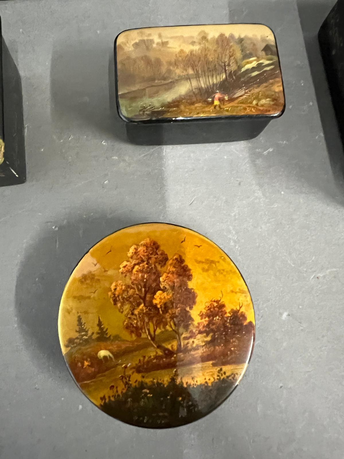 Five lacquered boxes with country and town scene - Image 3 of 6