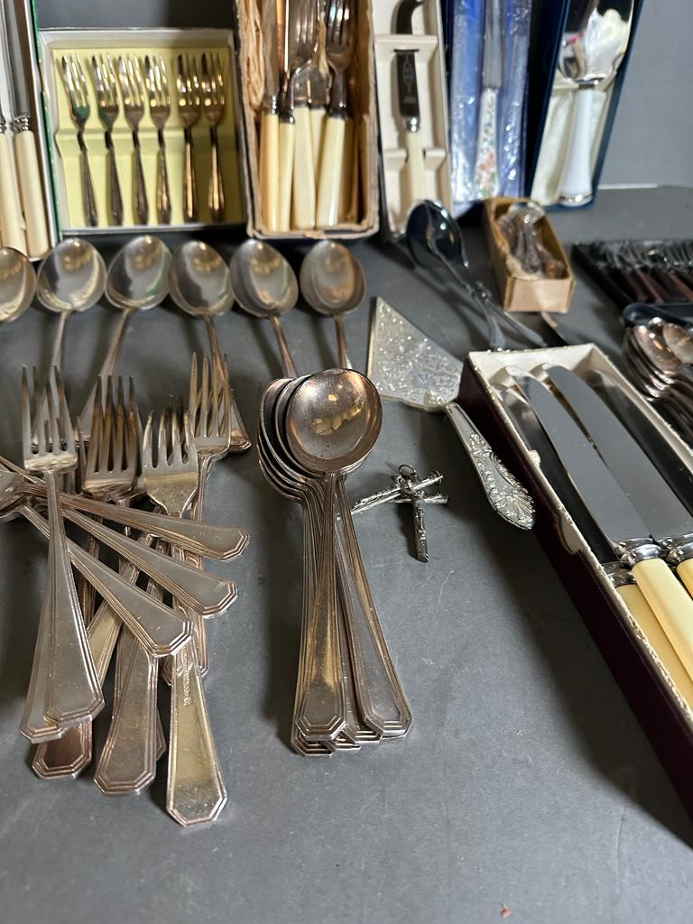 A selection of silver plate and white metal cutlery - Image 3 of 7