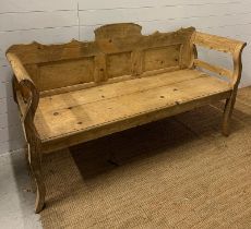 A pine baroque style settle with out swept arms and legs (H100cm W174cm D57cm)