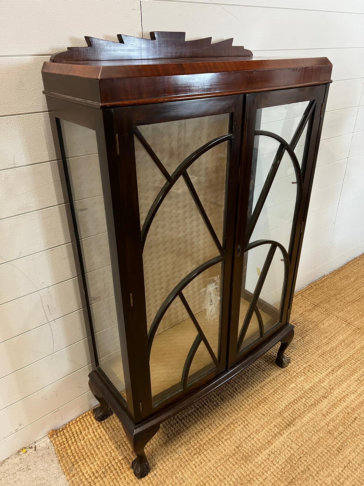 Art Deco style mahogany display cabinet with glass shelves (H128cm W76cm D34cm) - Image 2 of 2